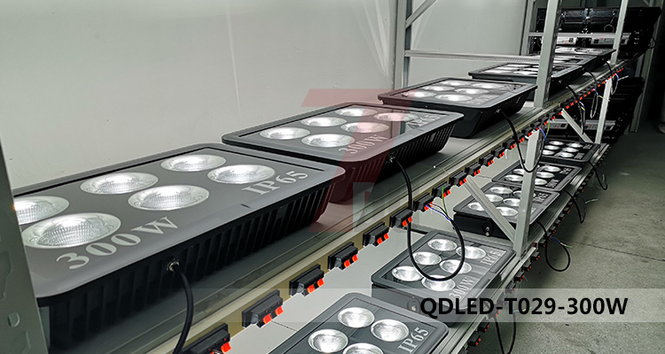 QDLED-T025-300W大功率led投光灯老化实例现场