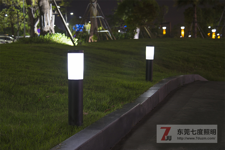 60cm高现代简洁园林led草坪灯安装实景亮灯效果