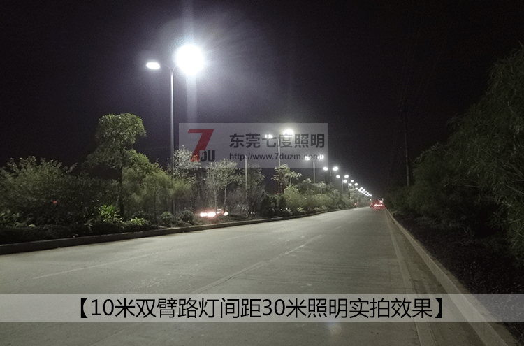 城市道路led路灯安装实景效果高度10米间距30米效果实拍