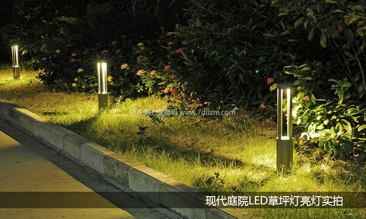 60cm高园林现代圆柱LED草坪灯夜晚亮灯实拍