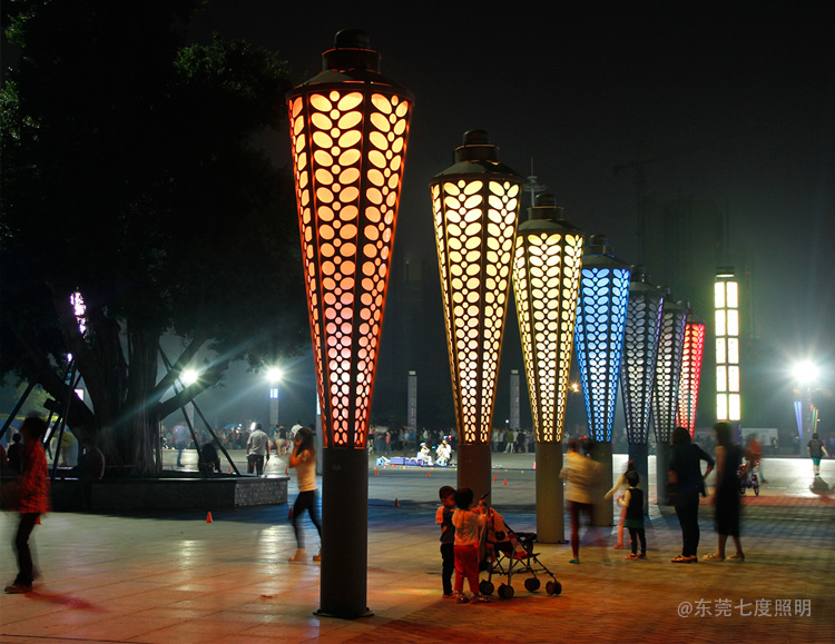 城市公园圆锥形立柱七彩LED景观灯夜间亮灯效果